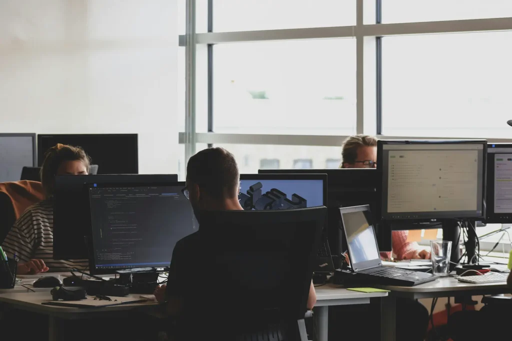 agence web grande équipe dans un studio