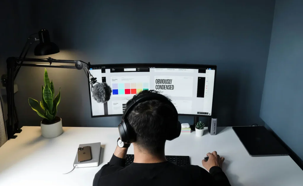 Freelancer devant son écran sur une tache