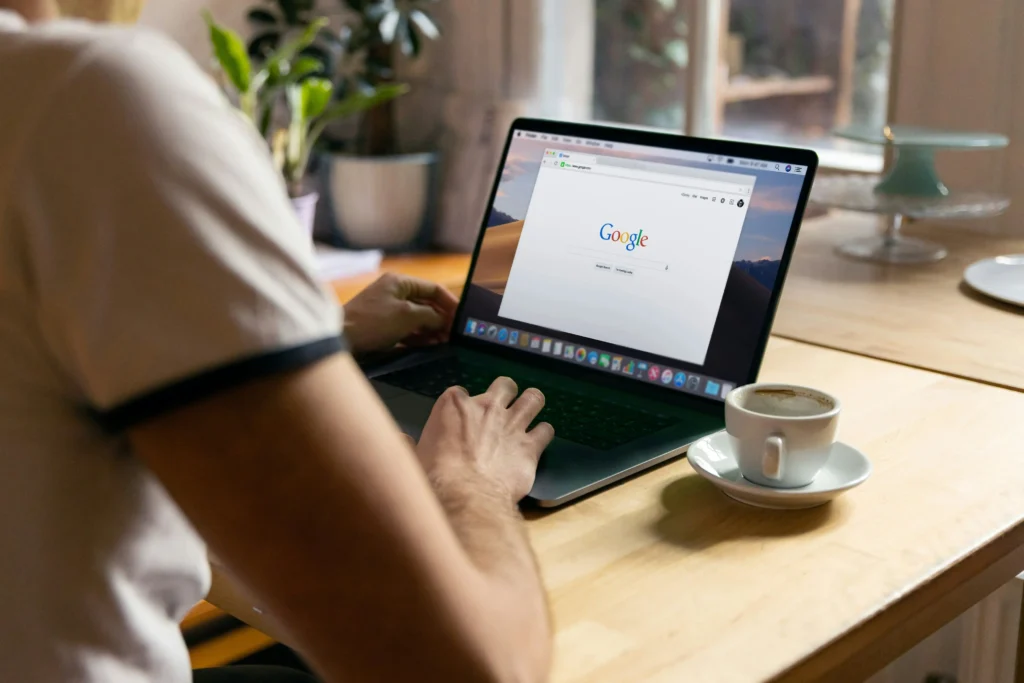 Personne recherche artisan sur google